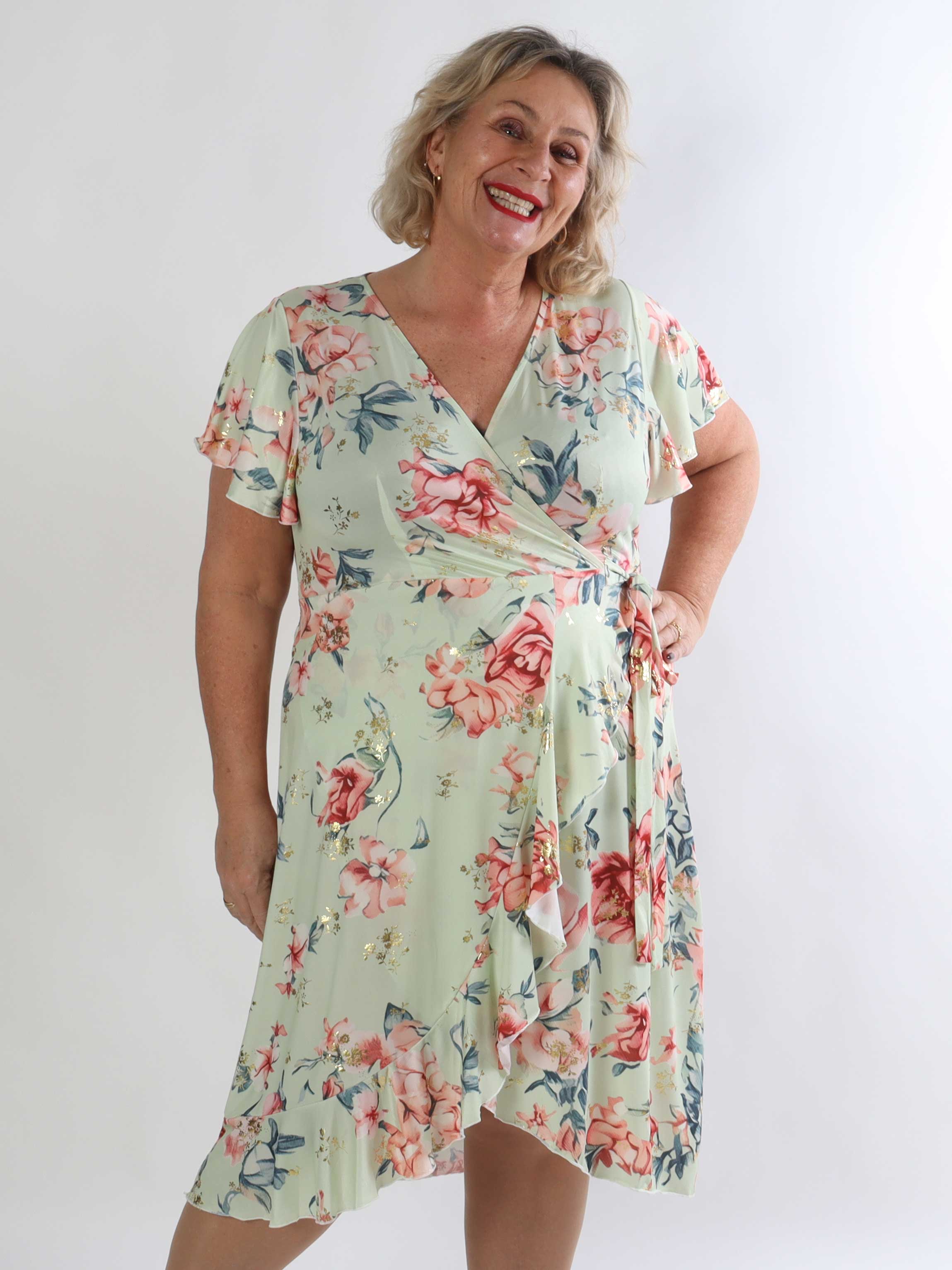 Savina Rose S/S - Blomstret elastisk plus size kjole i slå-om-look
